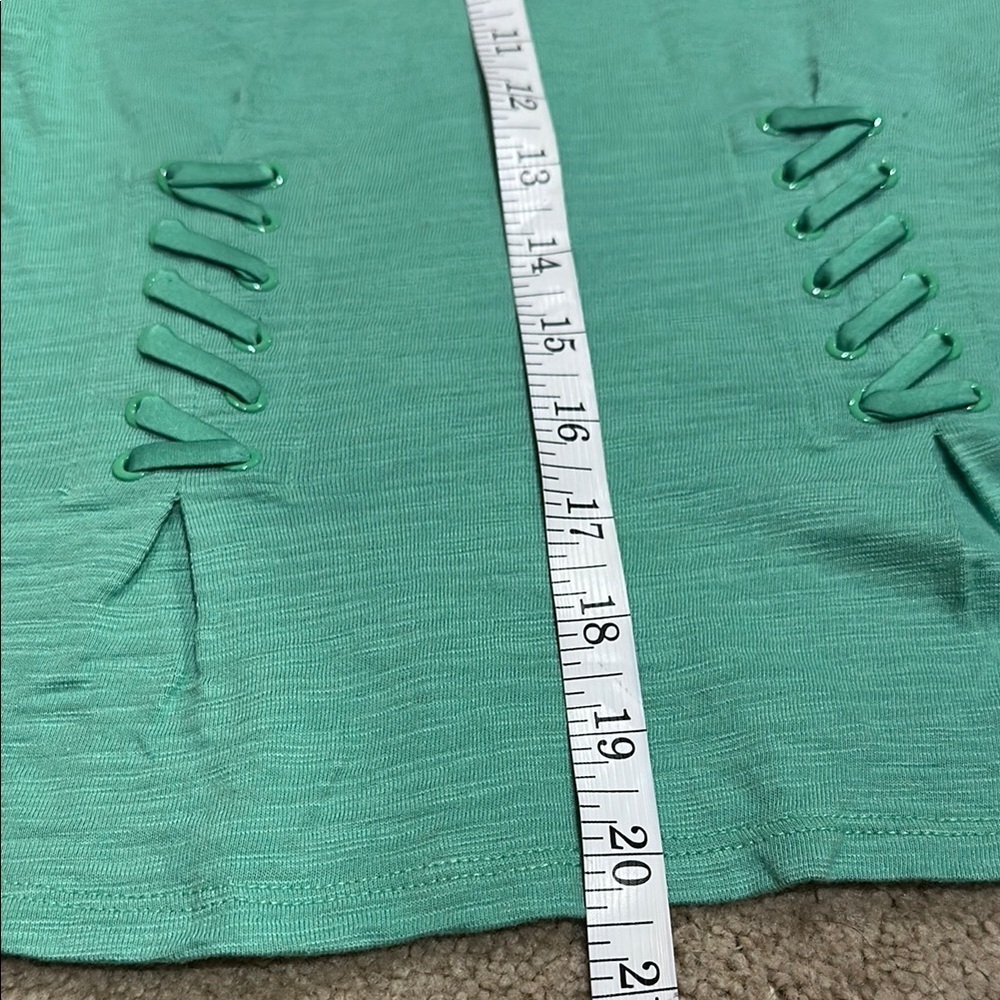 White House Black Market Green Fitted Ruched Muscle Tee​​​ - Picture 6 of 9